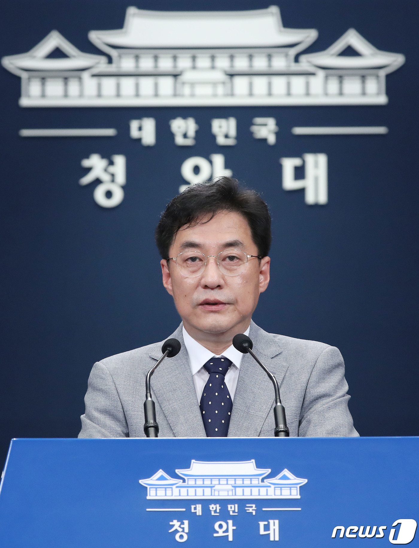 (서울=뉴스1) 박정호 기자 = 강민석 청와대 대변인이 5일 오전 청와대 춘추관에서 문재인 대통령 사저 관련 브리핑을 하고 있다.강 대변인은 '문 대통령은 퇴임 후 경남 양산 하북 …