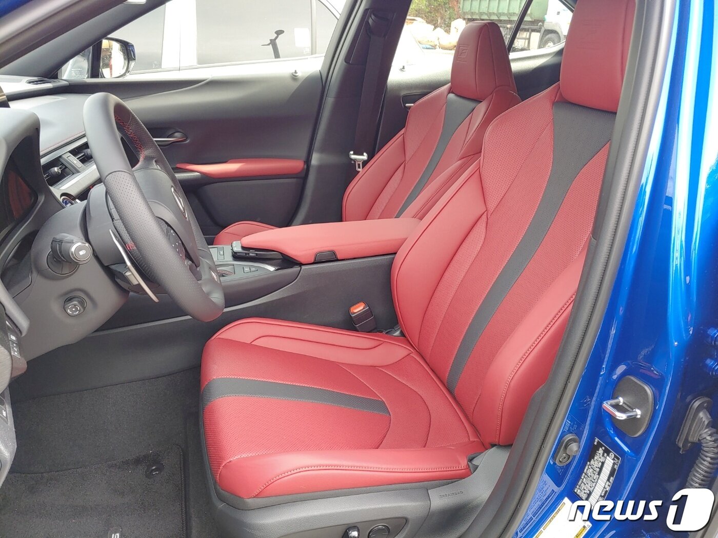 본문 이미지 - 렉서스 UX 250h F SPORT 운전석 모습.ⓒ 뉴스1