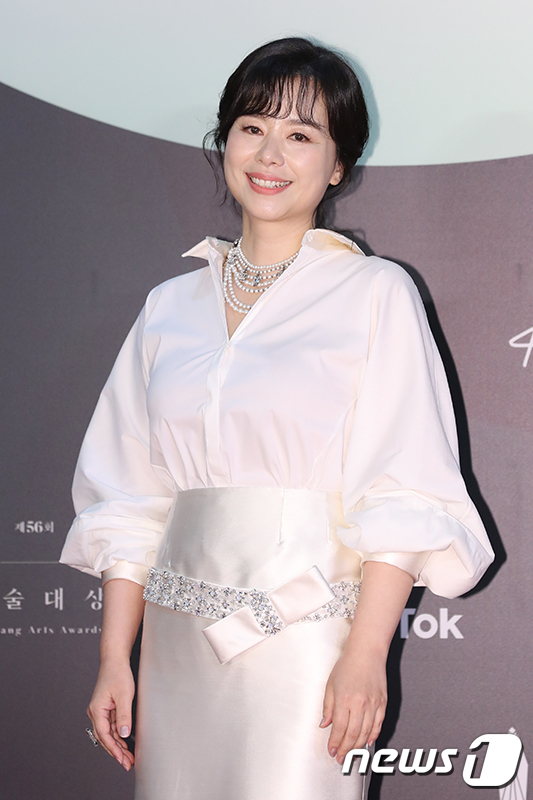 (고양=뉴스1) = 배우 장혜진이 5일 오후 경기도 고양시 대화동 킨텍스에서 온라인으로 진행된 ’제56회 백상예술대상' 레드카펫 행사에 참석해 포즈를 취하고 있다.(백상예술대상 사 …