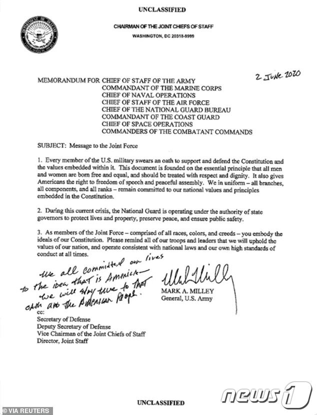 본문 이미지 - 미군은 '표현과 집회의 자유'를 명시한 미국 헌법 정신을 수호해야 한다는 마크 밀리 합참의장 서신 ⓒ 로이터=뉴스1