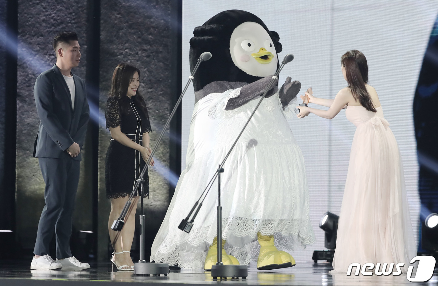 (서울=뉴스1) 임세영 기자 = 펭수가 5일 오후 경기도 고양시 대화동 킨텍스에서 열린 ’제56회 백상예술대상' 시상식에서 '자이언트펭TV' 로 TV부문 교양작품상을 수상하고 있다 …