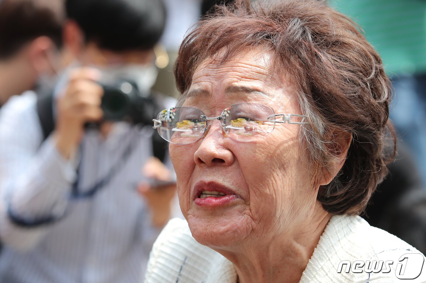 본문 이미지 - 일본군 위안부 피해자 이용수 할머니가 6일 오전 대구 중구 서문로 희움 일본군 위안부 역사관에서 열린 '대구·경북 일본군 위안부 피해자 추모의 날' 행사에 참석해 먼저 세상 떠난 할머니들 앞에서 울분을 토로하고 있다. 2020.6.6/뉴스1 ⓒ News1 공정식 기자