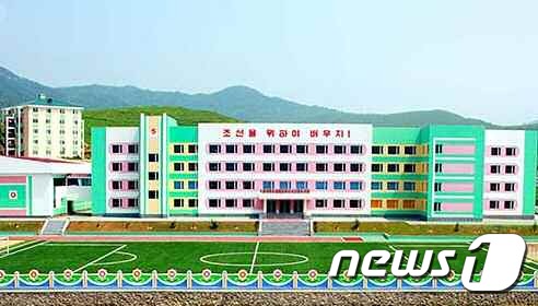(평양 노동신문=뉴스1) = 북한 노동당 기관지 노동신문은 7일 '두만강 기슭의 국경도시에서 전진하는 사회주의 기상을 본다'며 라선시의 곳곳을 재조명했다. 사진은 라진지구 사향소학 …