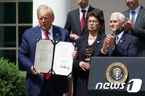 [사진] 서명한 급여보호프로그램 완화 법안 든 트럼프