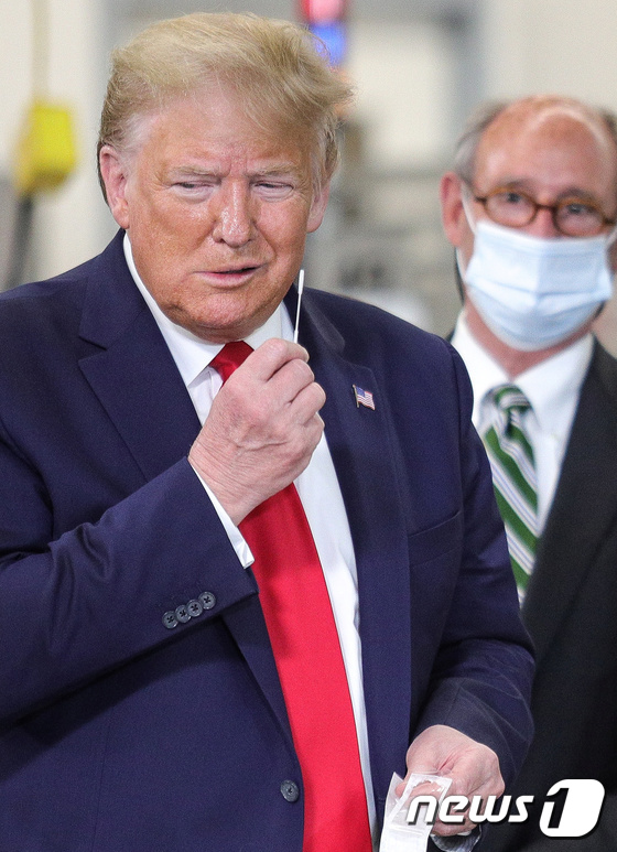 [사진] 코로나 검사용 의료봉 코에 넣는 채 하는 트럼프