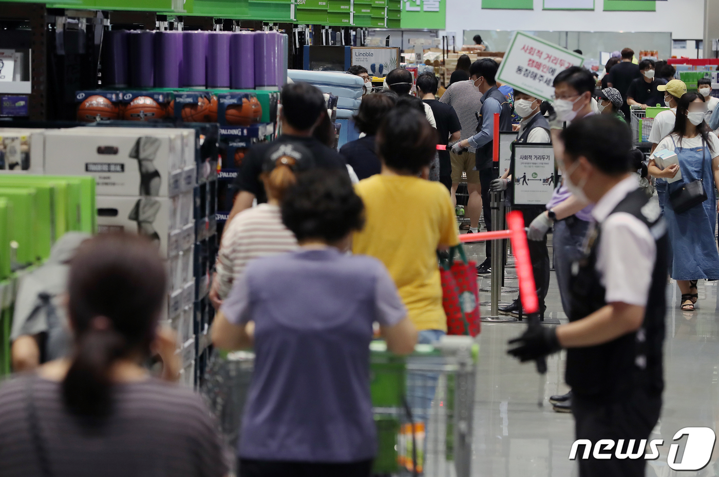 (서울=뉴스1) 구윤성 기자 = 7일 오전 서울 노원구 이마트 트레이더스 월계점에서 시민들이 줄을 서서 일회용 마스크를 구매하고 있다. 2020.6.7/뉴스1