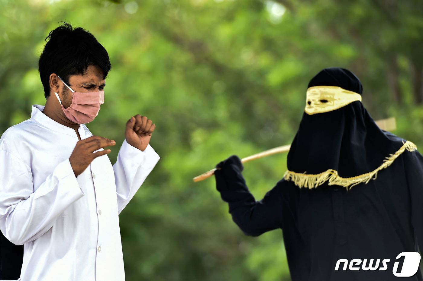 본문 이미지 - 혼전 성관계를 맺었다가 지역 당국에 적발된 한 남성이 지난 5일 인도네시아 아체주에서 공개적으로 회초리를 맞고 있다. (Photo by CHAIDEER MAHYUDDIN / AFP) ⓒ AFP=뉴스1 ⓒ News1 이종덕 기자