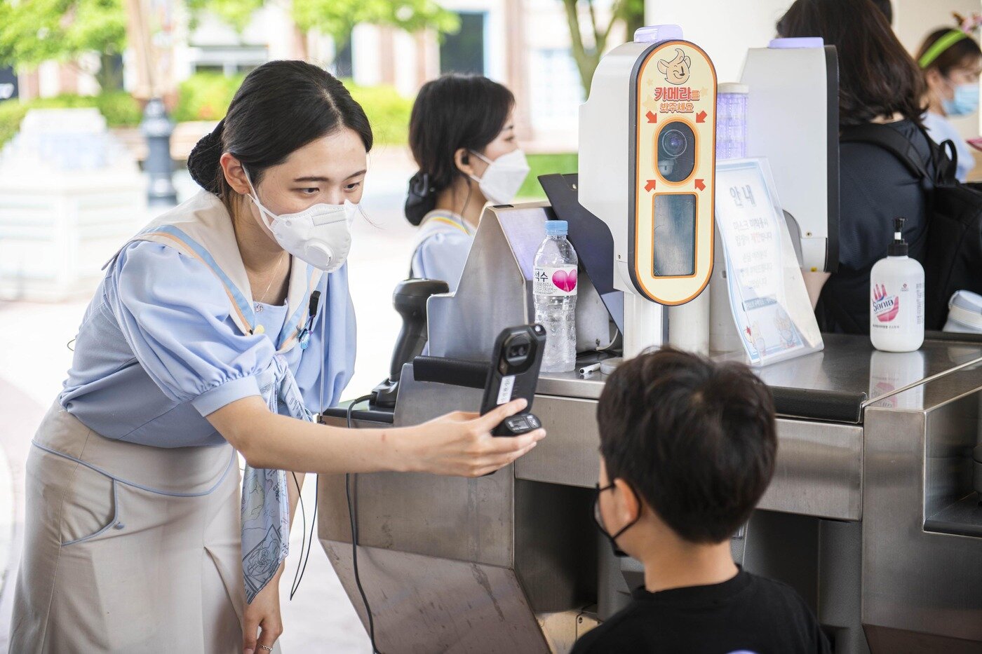 본문 이미지 - 한 놀이공원에서 출입 문 입장 전 관람객의 체온 을 측정 하고 있는 모습 ⓒ 뉴스1