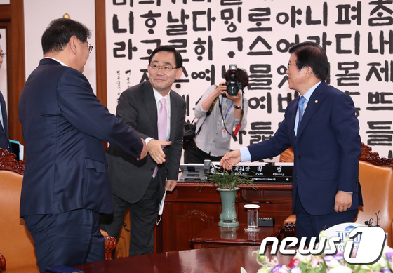 인사 나누는 박병석 의장과 김태년·주호영