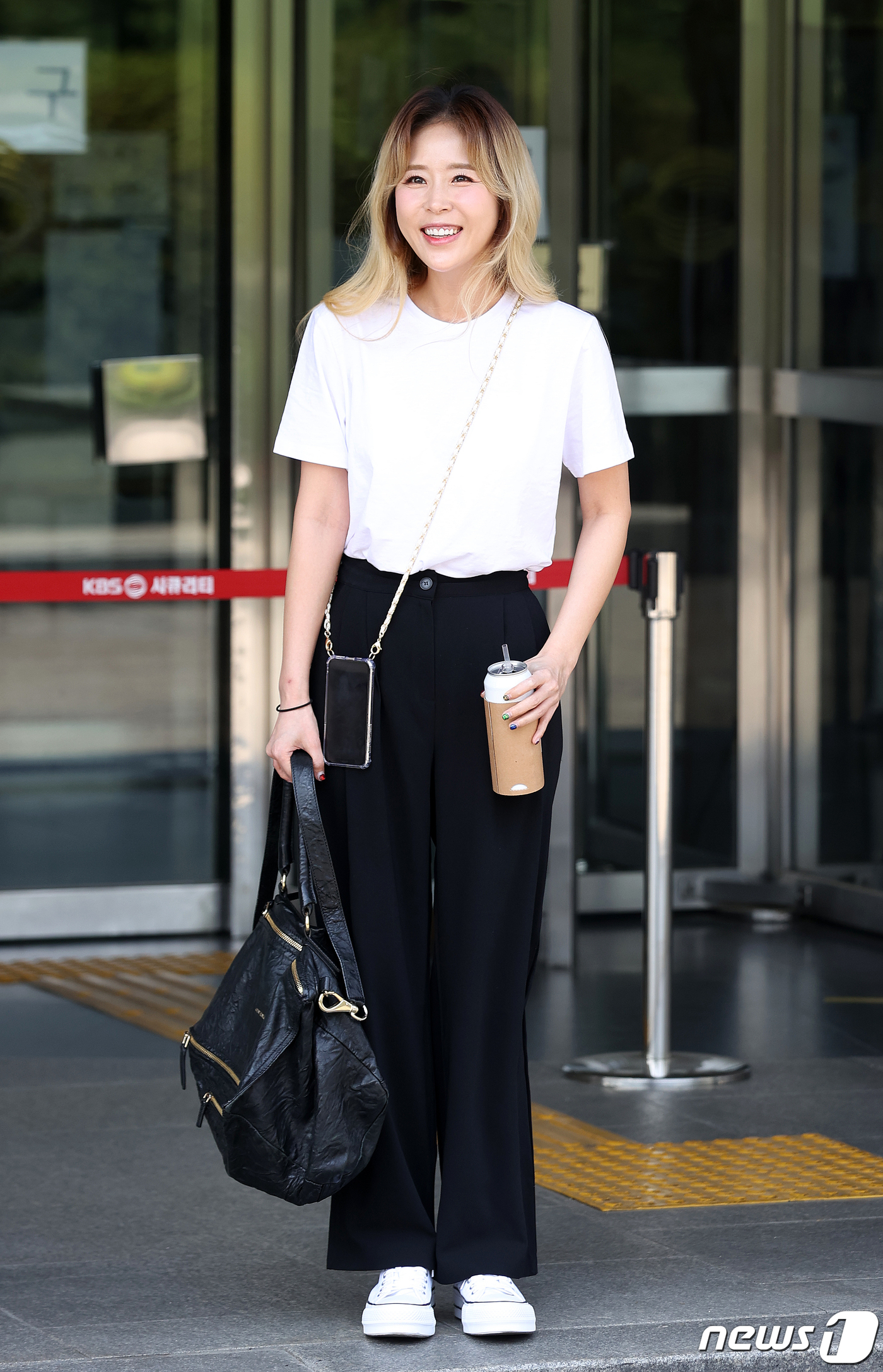 (서울=뉴스1) 김진환 기자 = 가수 신지가 8일 서울 여의도 KBS 별관에서 열린 KBS1TV ‘가요무대’ 방송을 위해 출근을 하고 있다. 2020.6.8/뉴스1