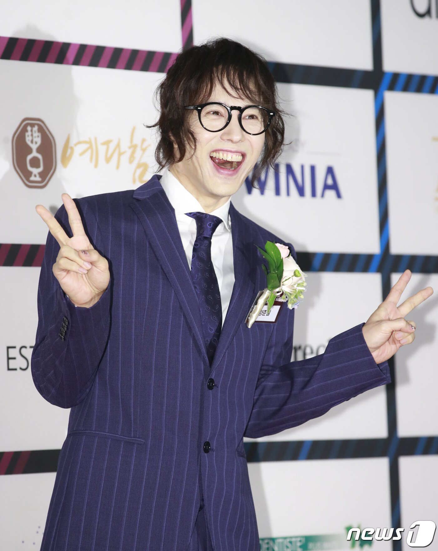 본문 이미지 - 가수 양준일이 8일 오후 서울 장충동 신라호텔에서 열린 '2020 브랜드 고객충성도 대상' 시상식에 참석해 포즈를 취하고 있다. 2020.6.8/뉴스1 ⓒ News1 권현진 기자