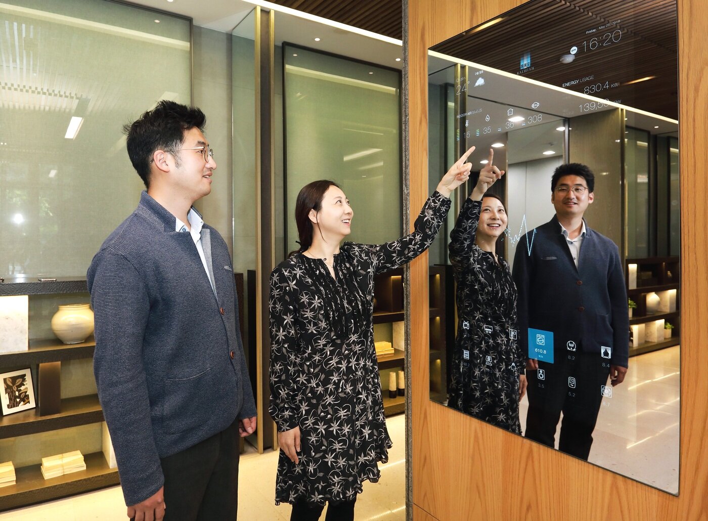 본문 이미지 - 삼성물산 관계자들이 ‘래미안 IoT 플랫폼’을 시연하는 모습.ⓒ 뉴스1