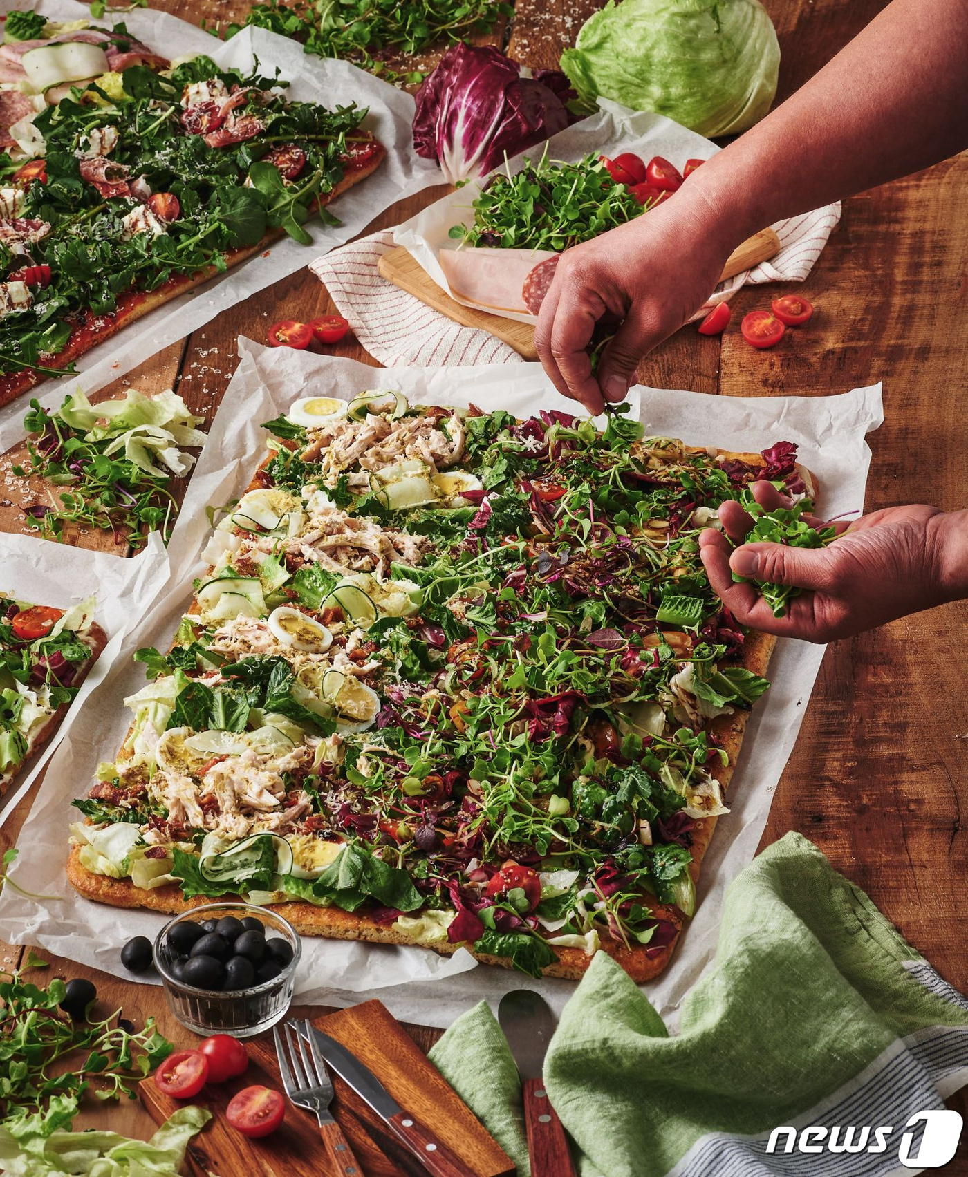 (서울=뉴스1) = 롯데마트가 신선한 토핑의 맛을 살린 '포카치아 샐러드 피자'를 오는 11일부터자체 피자 브랜드 '치즈앤도우' 서초점에서 선보인다. '포카치아 샐러드 피자'는 밀 …