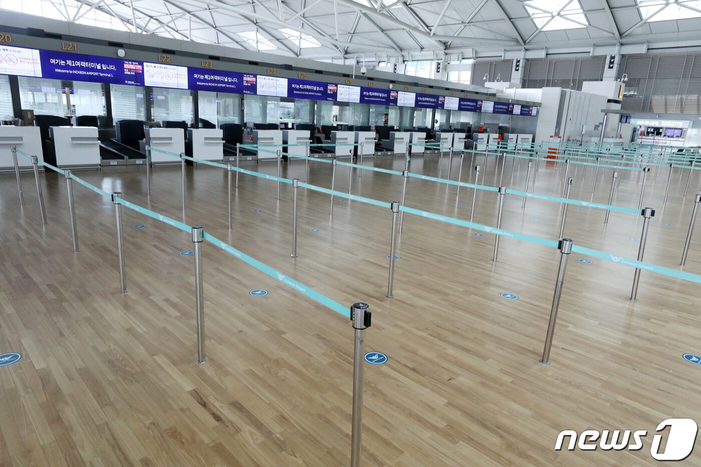 본문 이미지 - 6월 9일 인천국제공항 출국장 카운터가 한산하다. 2020.6.9/뉴스1 ⓒ News1 이승배 기자