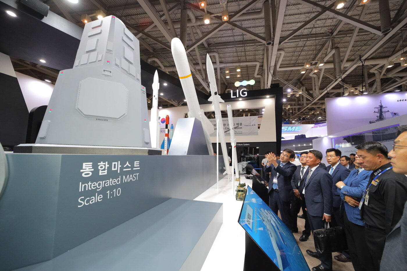 본문 이미지 - 2019년 10월 부산 벡스코에서 개최된 '국제해양방위산업전(MADEX)'에서 LIG넥스원 관계자가 전투체계, 다기능능동위상배열레이더, 통합마스트 등 한국형 구축함(KDDX)에 특화된 통합 솔루션을 소개하고 있다.  (LIG넥스원 제공)ⓒ 뉴스1