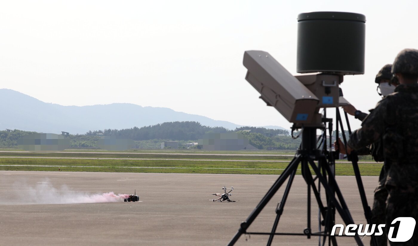 본문 이미지 - 지난 2020년 6월 9일 충남 서산시 공군20전투비행단에서 열린 '지능형 스마트 부대' 구축체계 시연행사에서 재밍(Jamming)으로 추락한 적 침투용 드론이 화생방 물질을 내뿜고 있다. 2020.6.9/뉴스1 ⓒ News1 장수영 기자