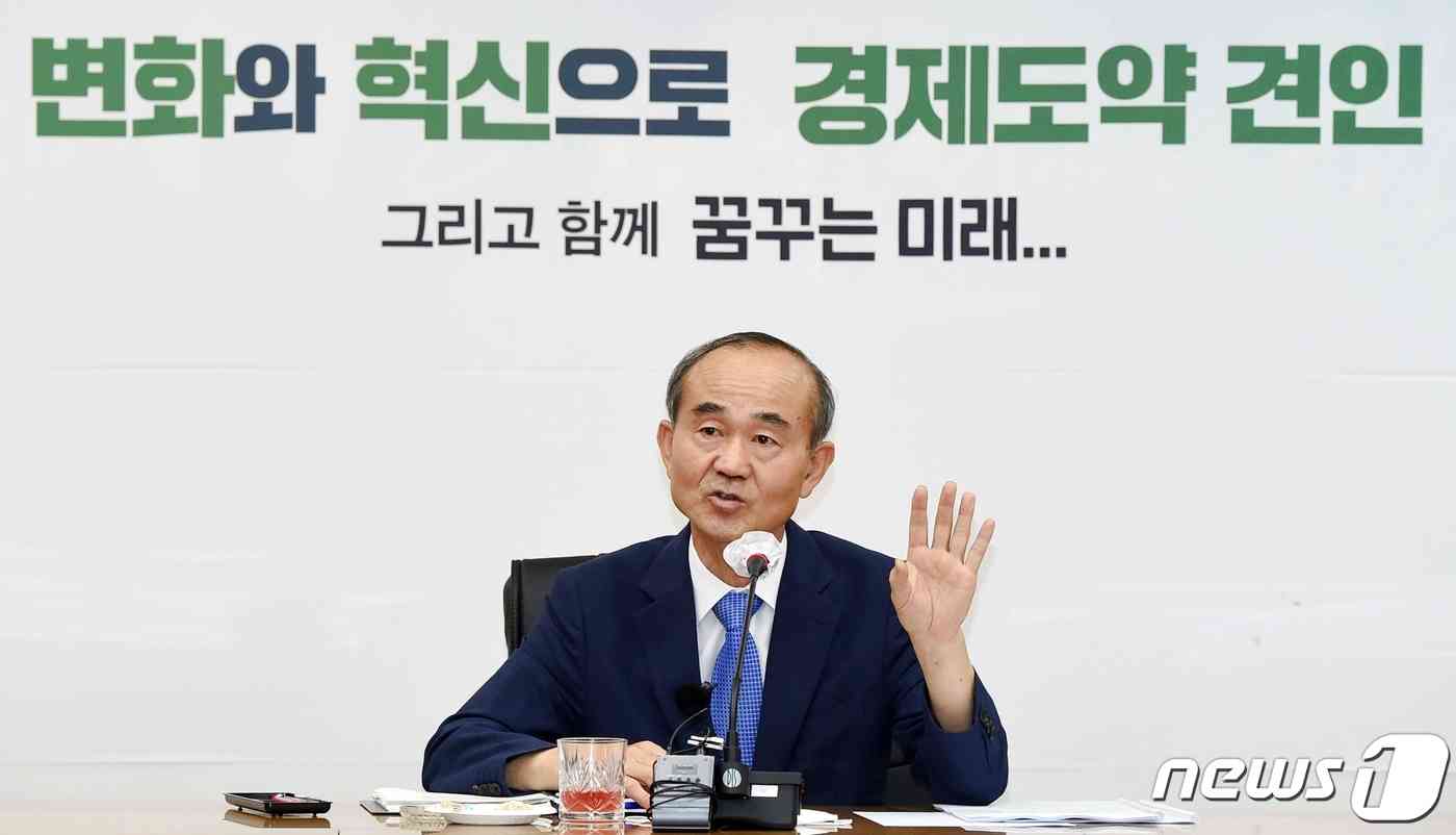 박준배 김제시장이 1일 기자회견을 갖고 민선7기 전반기 성과와 비전을 밝히고 있다.© 뉴스1