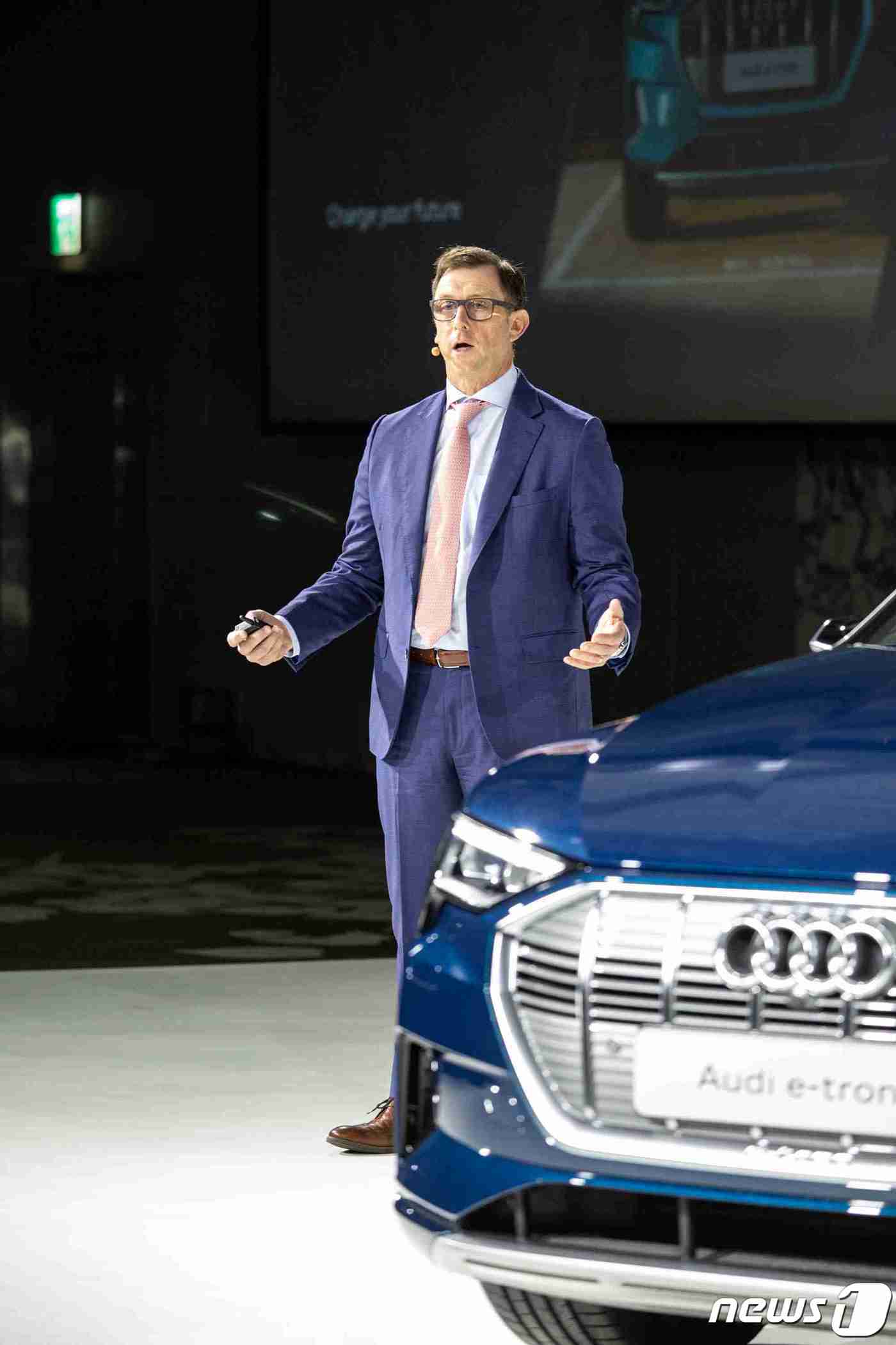 (서울=뉴스1) 김수정 기자 = 아우디가 1일  서울 삼성동 코엑스 인터컨티넨탈 코엑스에서  ‘아우디 e-트론 55 콰트로(Audi e-tron 55 quattro)’를 선보이고 …