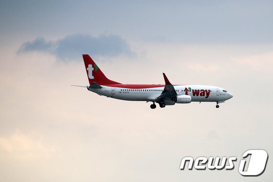 1일 오후 티웨이항공 여객기가 대구공항을 향해 비행하고 있다.  2020.7.1/뉴스1 © News1 공정식 기자