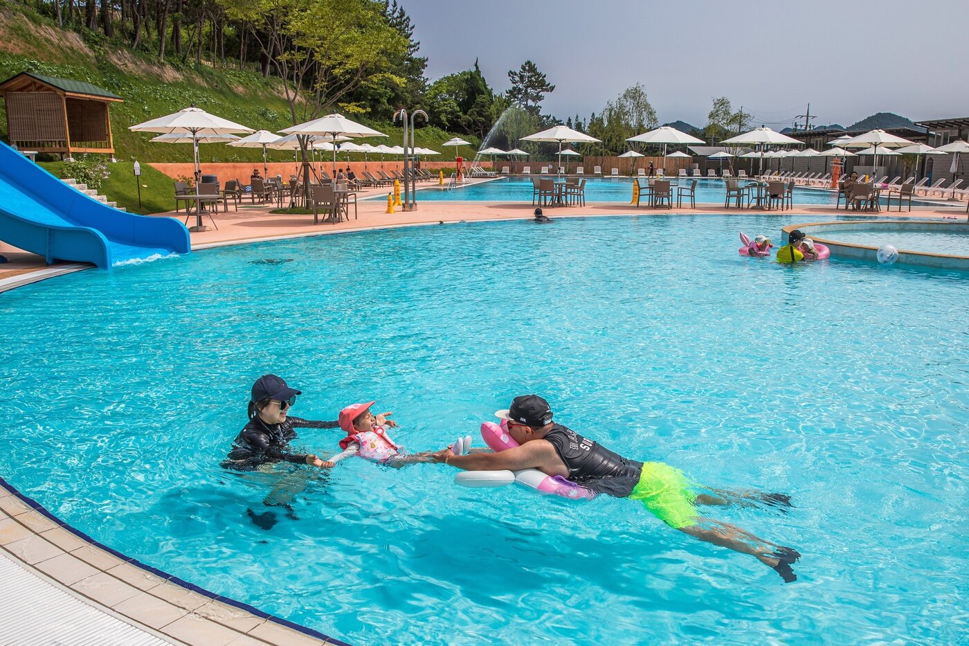 본문 이미지 - 상하농원 파머스빌리지 야외수영장에서 가족들이 즐겁게 물놀이를 하고 있다./사진제공=매일유업ⓒ 뉴스1