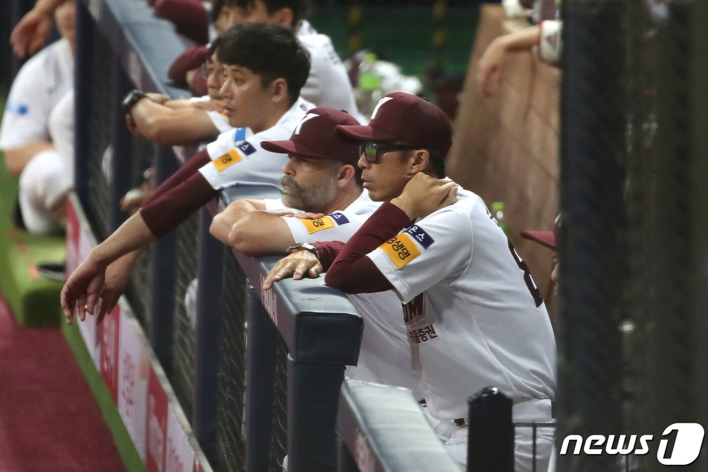 본문 이미지 - 경기를 지켜보는 손혁 키움 히어로즈 감독. /뉴스1 ⓒ News1 이광호 기자