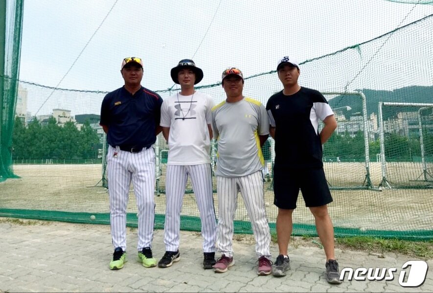 본문 이미지 - 서울고 야구부 코칭스태프. 왼쪽부터 이병석 투수코치, 강지헌투수코치, 여창환수석코치, 김민기 트레이닝코치. ⓒ 뉴스1