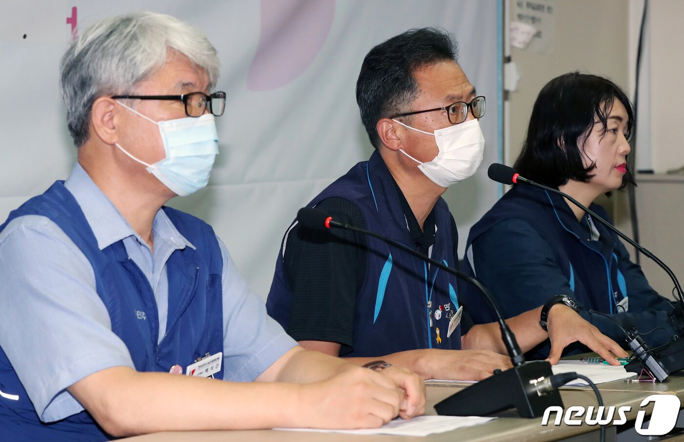 본문 이미지 - 2020년 김명환  당시 민주노총위원장이 기자간담회에서 임시대의원대회 소집 및 향후 계획에 대한 입장을 밝히고 있다. 2020.7.10 ⓒ 뉴스1 민경석 기자