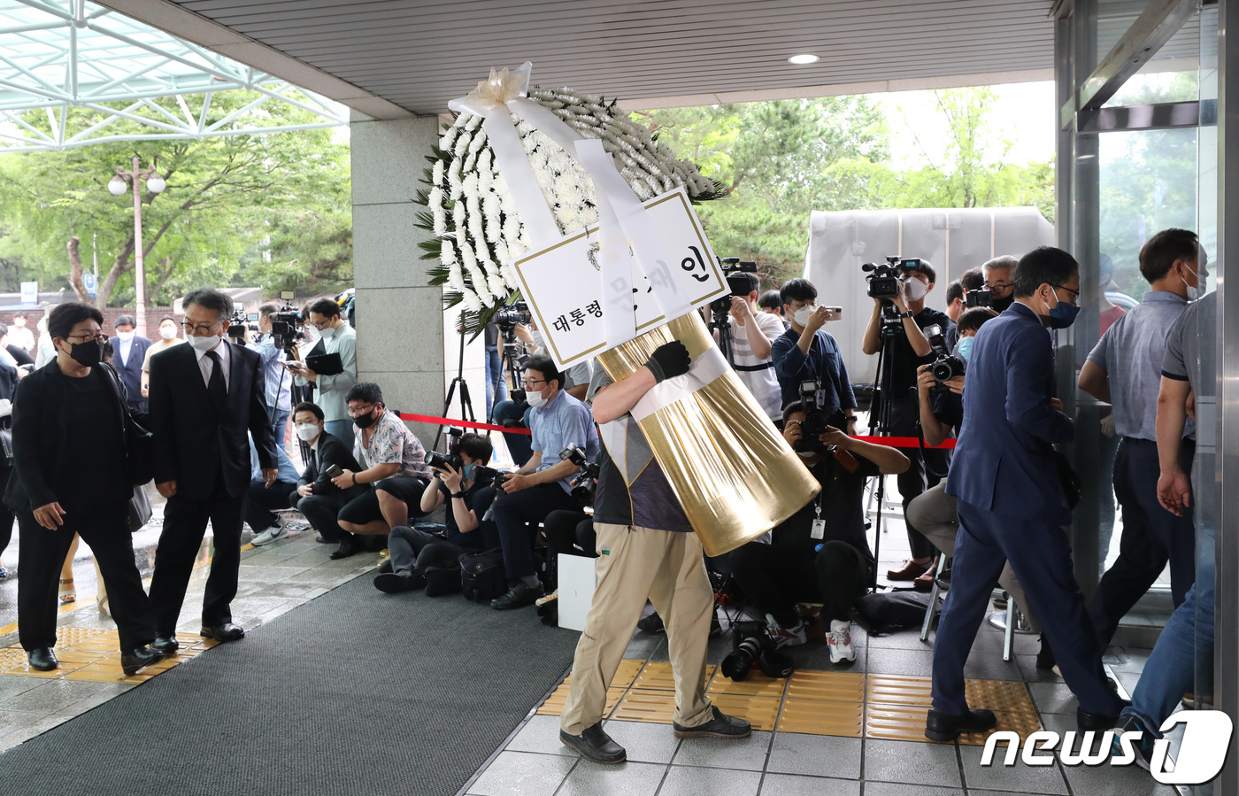 (서울=뉴스1) 이재명 기자 = 10일 오전 서울 종로구 서울대병원 장례식장에 마련된 故 박원순 서울시장 빈소로 문재인 대통령의 근조화환이 들어가고 있다. 2020.7.10/뉴스1 …
