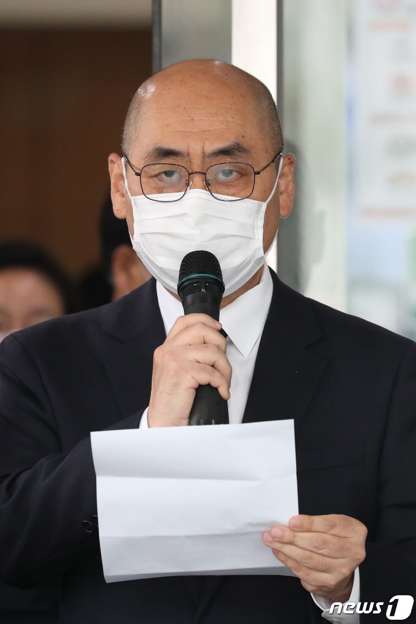 본문 이미지 - 고한석 서울시 비서실장이 10일 오전 박원순 서울시장의 빈소가 마련된 서울 종로구 서울대병원 장례식장 앞에서 고인의 유언장을 공개하고 있다. 2020.7.10/뉴스1 ⓒ News1 이재명 기자