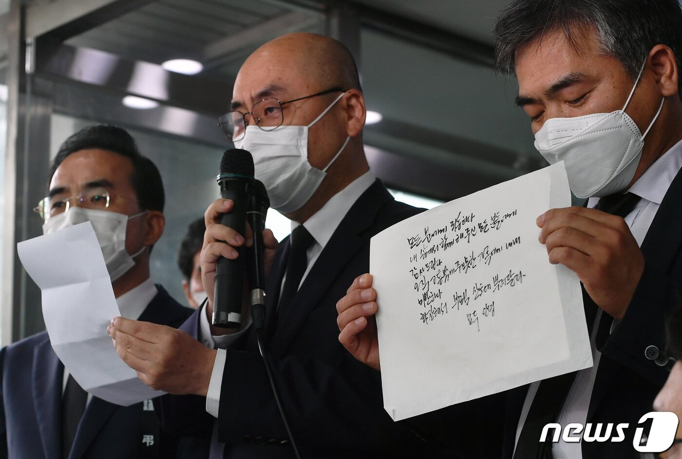 본문 이미지 - 고한석 서울시 비서실장10일 오전 박원순 서울시장의 빈소가 마련된 서울 종로구 서울대병원 장례식장 앞에서 고인의 유언장을 공개하고 있다. 2020.7.10/뉴스1 ⓒ News1 이재명 기자