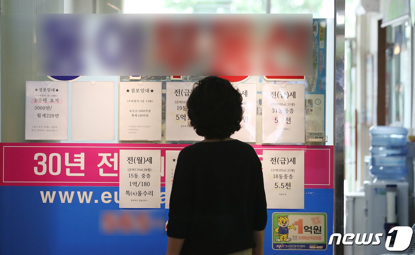 본문 이미지 - 자료사진. 서울의 한 중개업소의 모습.ⓒ News1 김진환 기자