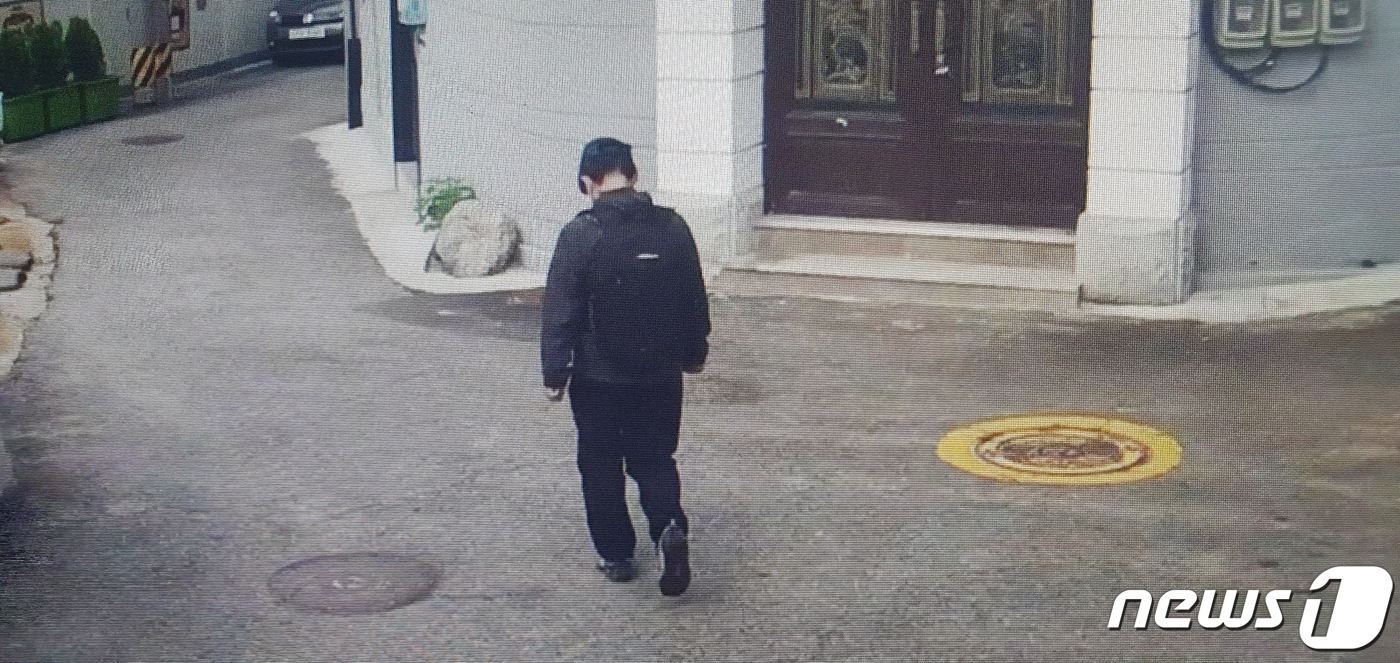 (서울=뉴스1) = 실종됐다 숨진 채 발견된 고 박원순 서울시장의 생전 마지막 뒷모습이 지난  9일 오전 서울 종로구 가회동 인근 폐쇄회로(CC)TV에 찍혀 있다. (독자 제공)2 …