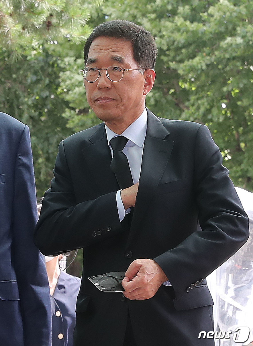 (서울=뉴스1) 임세영 기자 = 김주영 더불어민주당 의원이 10일 오후 서울 종로구 서울대병원 장례식장에 마련된 故 박원순 서울시장 빈소로 들어서고 있다. 2020.7.10/뉴스1 …