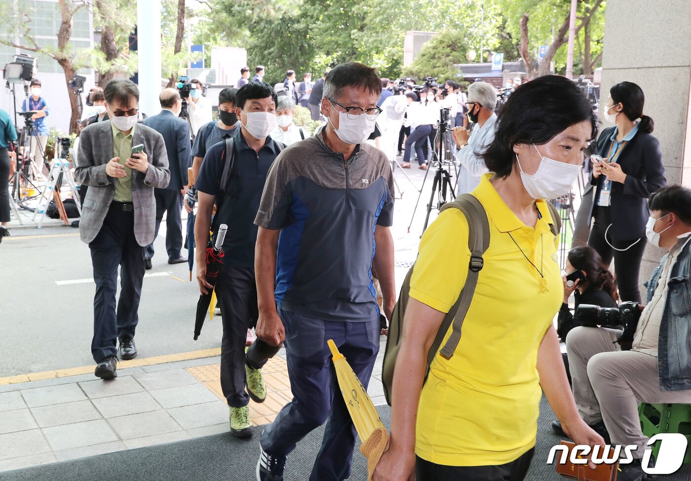 본문 이미지 - 세월호 유가족들이 10일 오후 서울 종로구 서울대병원 장례식장에 마련된 고 박원순 서울시장 빈소로 들어서고 있다. 2020.7.10/뉴스1 ⓒ News1 임세영 기자