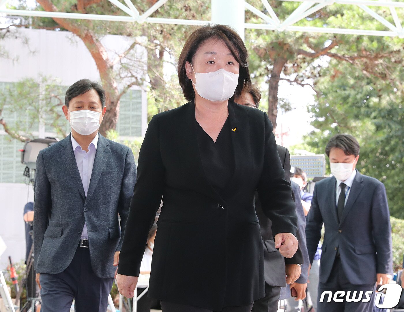 본문 이미지 - 심상정 정의당 대표가 10일 오후 서울 종로구 서울대병원 장례식장에 마련된 故 박원순 서울시장 빈소로 들어서고 있다. 2020.7.10/뉴스1 ⓒ News1 임세영 기자