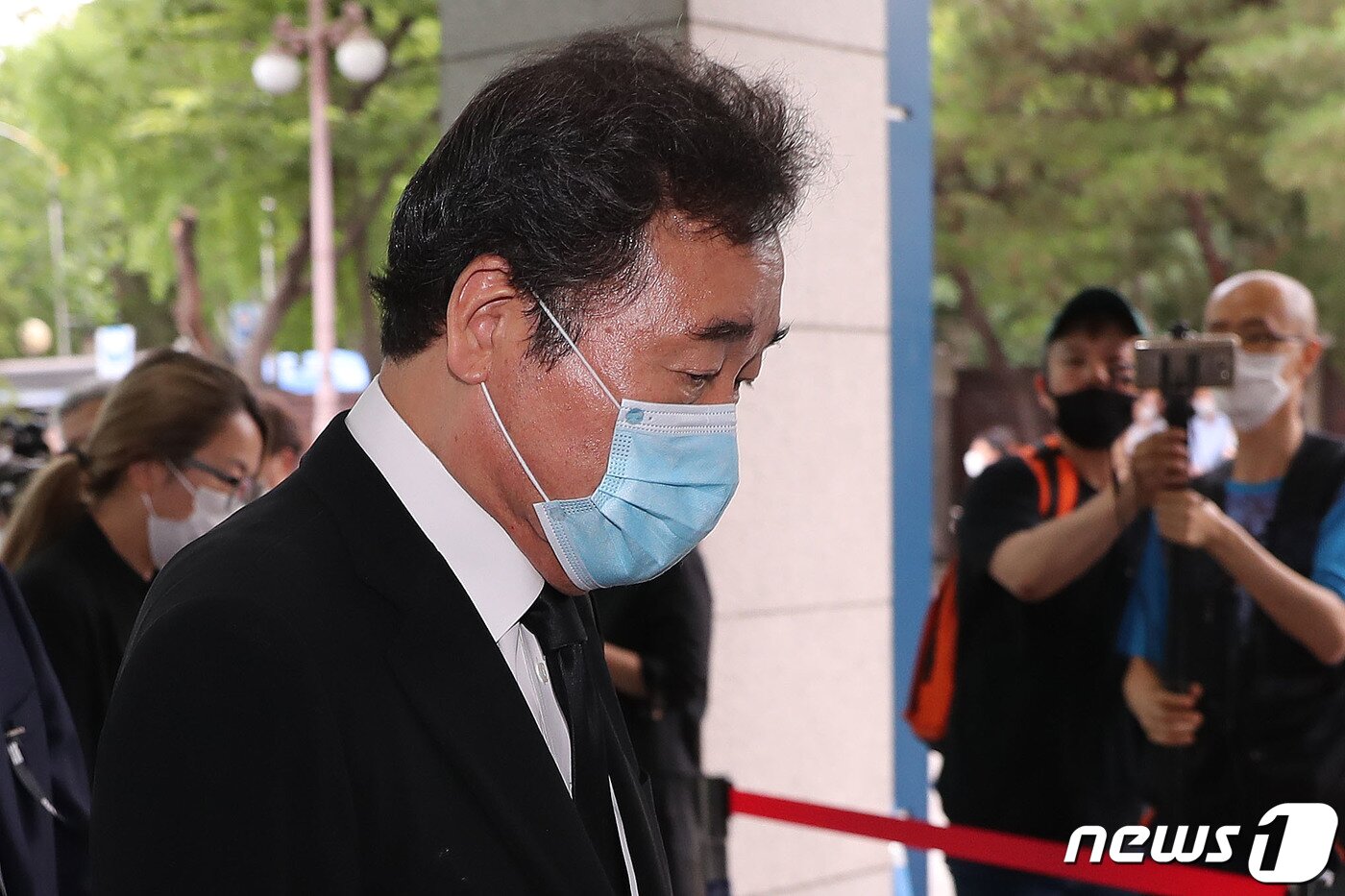 본문 이미지 - 이낙연 더불어민주당 의원이 10일 오후 서울 종로구 서울대병원 장례식장에 마련된 故 박원순 서울시장 빈소로 들어서고 있다. 2020.7.10/뉴스1 ⓒ News1 임세영 기자