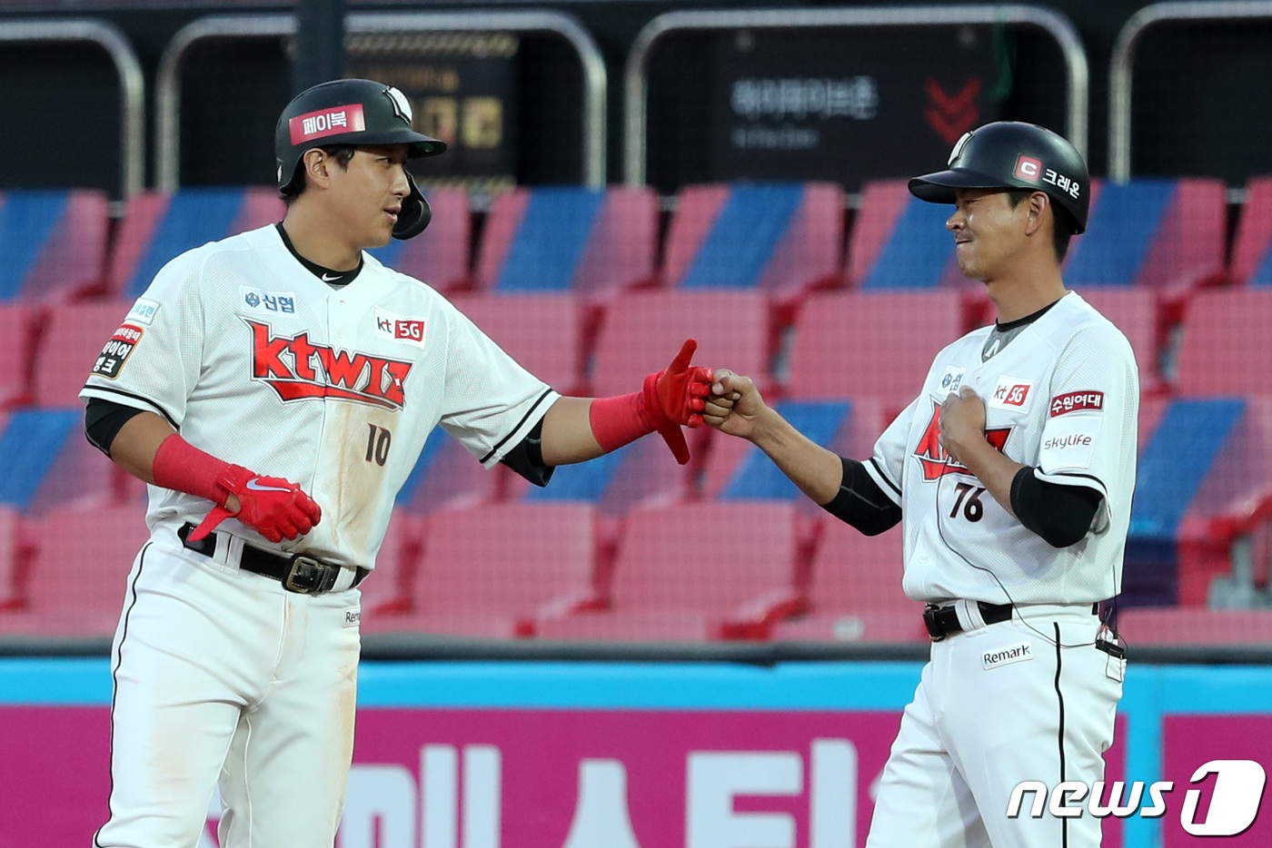 (수원=뉴스1) 조태형 기자 = 10일 오후 경기도 수원시 장안구 kt위즈파크에서 열린 2020 프로야구 신한은행 SOL KBO리그 kt위즈와 삼성 라이온즈의 경기 2회말 1사 주 …