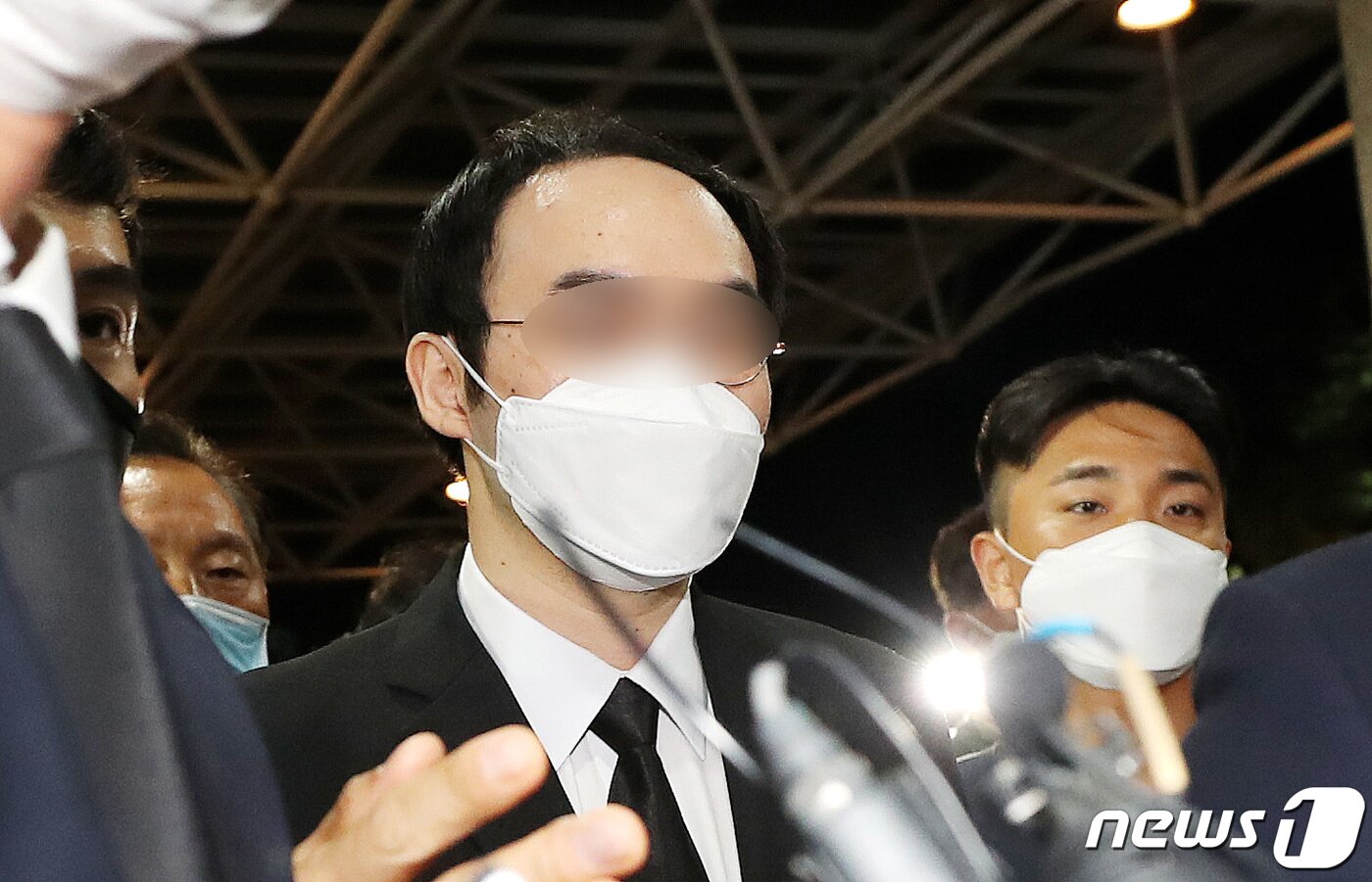 본문 이미지 - 고(故) 박원순 서울시장의 아들 박주신 씨가 11일 오후 서울 종로구 서울대병원 장례식장에 마련된 박 시장의 빈소로 들어가고 있다. 박 시장의 아들 박주신씨는 상주 역할을 하기위해 이날 오후 영국에서 귀국했다. 박주신씨는 지난 2012년 자신의 병역문제 의혹이 불거진 후 영국에서 머물러왔다. 2020.7.11/뉴스1 ⓒ News1 박지혜 기자