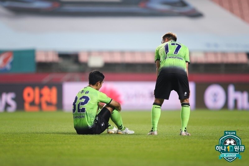 본문 이미지 - 전북 현대 선수들이 11일 전주월드컵경기장에서 열린 성남FC와의 '하나원큐 K리그1 2020' 11라운드에서 비긴 뒤 아쉬워하고 있다.(한국프로축구연맹 제공) ⓒ 뉴스1