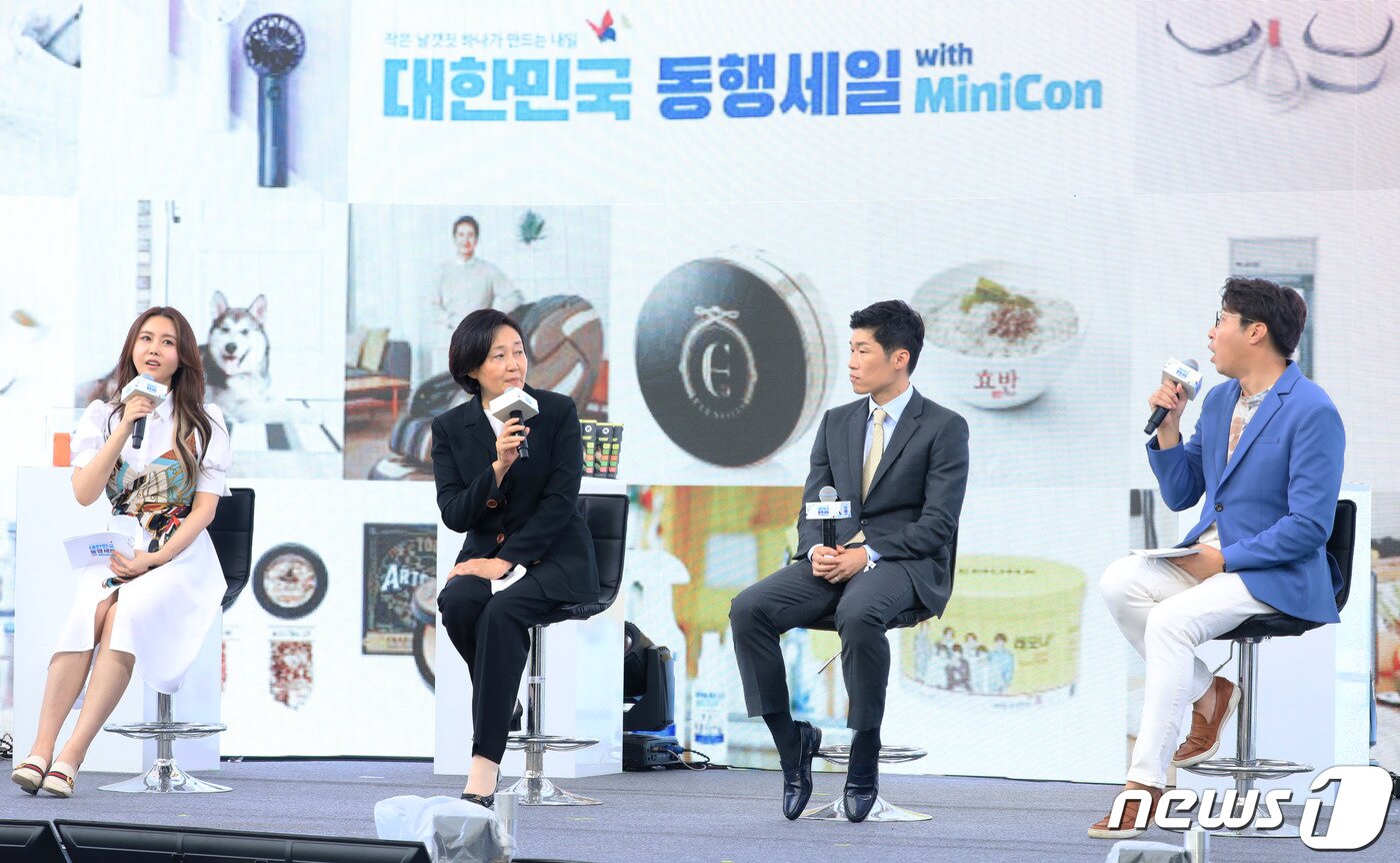 본문 이미지 - 박영선 장관(왼쪽 둘째부터)과 박지성이 2기 브랜드K 인증서 수여식에 참석해 우리 중소기업 제품의 우수함에 대해 대화를 나누고 있다. 사회를 보고 있는 부부 유튜버 대도서관과 윰댕. ⓒ 뉴스1