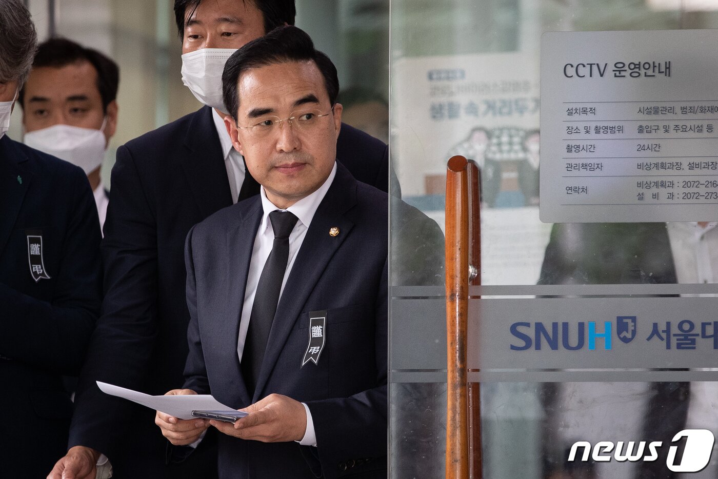 본문 이미지 - 고 박원순 서울시장 장례위원회 공동집행위원장인 박홍근 더불어민주당 의원이 12일 서울 종로구 서울대병원 장례식장에서 박 시장 장례위원회 구성 및 영결식 절차 등에 대해 브리핑하기 위해 나오고 있다. 2020.7.12/뉴스1 ⓒ News1 유승관 기자