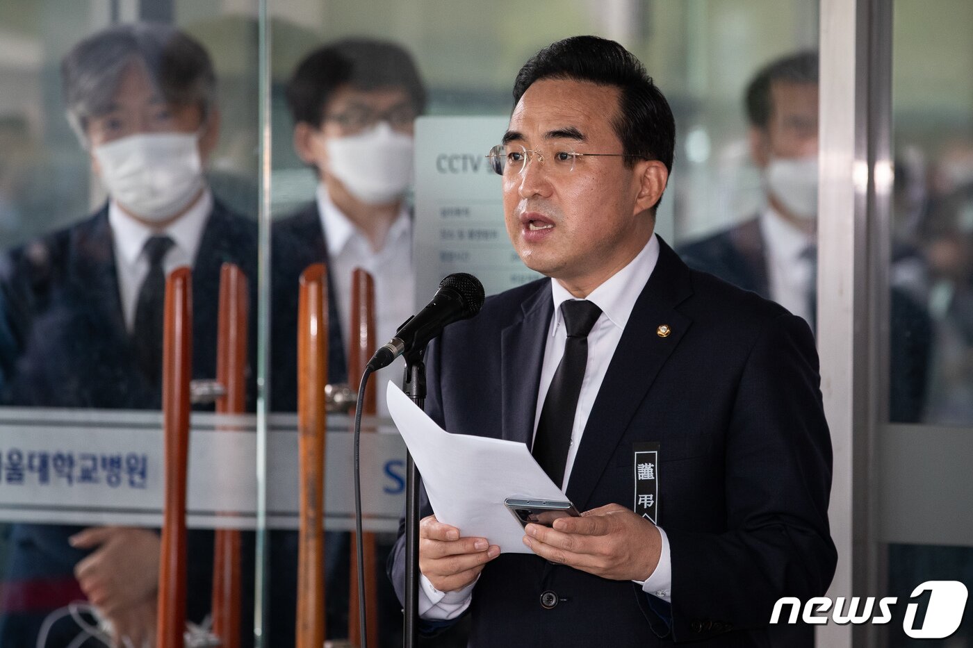 본문 이미지 - 지난 2020년 당시 고(故) 박원순 서울시장 장례위원회 공동집행위원장인 박홍근 더불어민주당 의원이 7월 12일 서울 종로구 서울대병원 장례식장에서 박 시장 장례위원회 구성 및 영결식 절차 등에 대해 브리핑하는 모습.ⓒ 뉴스1 유승관 기자