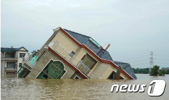 본문 이미지 - 중국 최대 담수호인 장시(江西)성 포양호 유역에 1998년 이후 최고 수준의 홍수가 발생했다. 출처-바이두 갈무리ⓒ 뉴스1