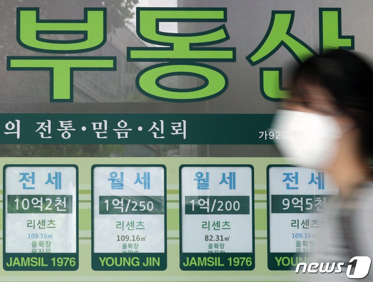 정부가 22번째 부동산 대책을 놓은 가운데 12일 서울시내 한 부동산 공인중개사 사무소에 매물 전단이 붙어있다. 2020.7.12/뉴스1 © News1 황기선 기자