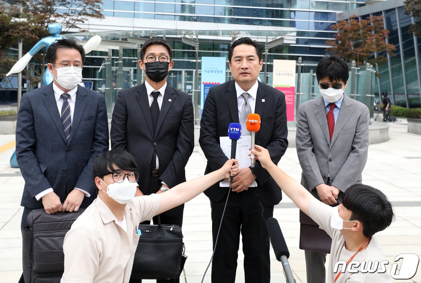 본문 이미지 - 강용석 변호사 등 유튜브 채널 '가로세로연구소(가세연)' 관계자들이 12일 오후 서울 서초구 서울행정법원에서 '서울특별시장 기관장 금지 가처분' 신청에 앞서 취재진 질문에 답하고 있다. 가세연은 이날 서울시장 권한대행인 서정협 서울시 행정1부시장을 상대로 고(故) 박원순 서울시장의 장례를 서울특별시장(葬)으로 치러서는 안 된다며 법원에 가처분을 신청했다. 2020.7.12/뉴스1 ⓒ News1 황기선 기자