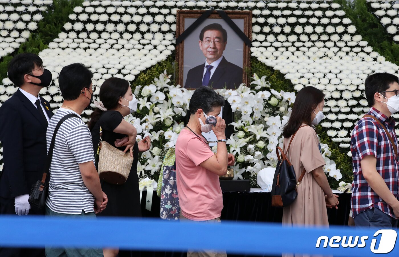 본문 이미지 - 지난 7월 12일 오후 서울 중구 서울시청 앞 서울광장에 마련된 고(故) 박원순 서울특별시장 분향소를 찾은 시민들이 조문하고 있는 모습. ⓒ News1