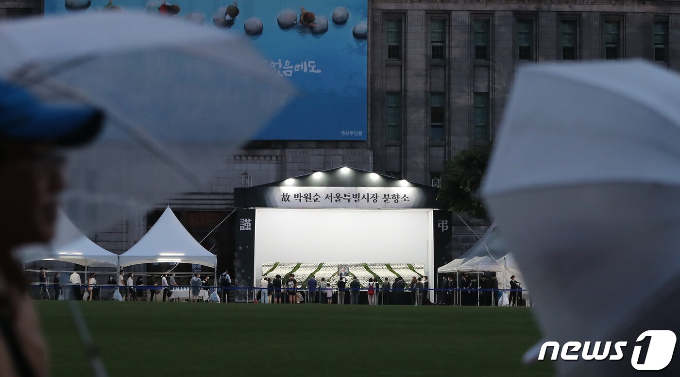 본문 이미지 - 12일 오후 서울 중구 서울시청 앞에 마련된 고(故) 박원순 서울특별시장 분향소를 찾은 시민들이 조문하고 있다. 2020.7.12/뉴스1 ⓒ News1 구윤성 기자