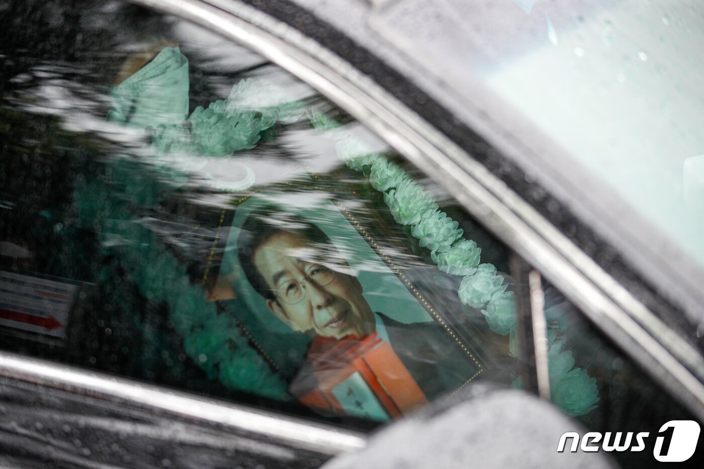 본문 이미지 - 故 박원순 서울시장 발인식을 마친 유가족이 13일 오전 서울 종로구 서울대병원 장례식장에서 영정을 든채 운구차를 타고 서울시청으로 향하고 있다. 2020.7.13/뉴스1 ⓒ News1 안은나 기자