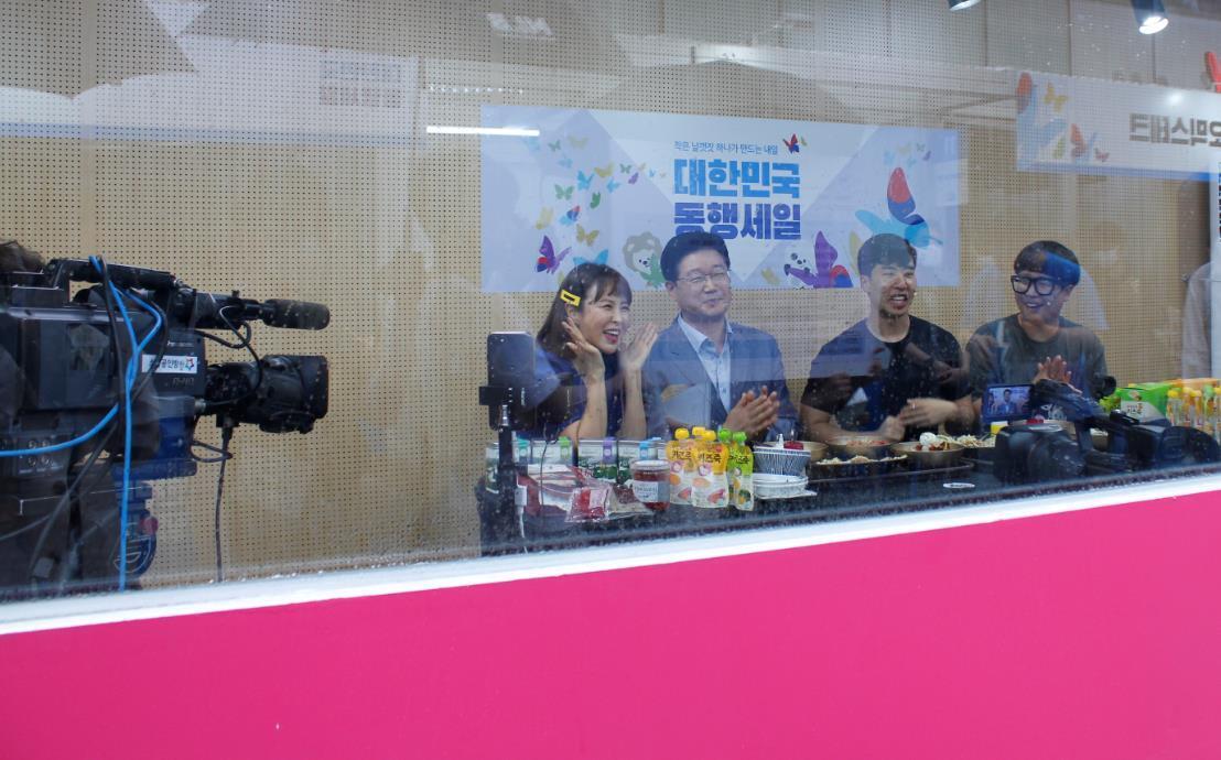 본문 이미지 - 정진수 중소기업유통센터 대표이사가 지난 12일 서울 강남구 코엑스에서 '명태무침 물냉면'을 완판했다. (중소기업유통센터 제공) ⓒ 뉴스1