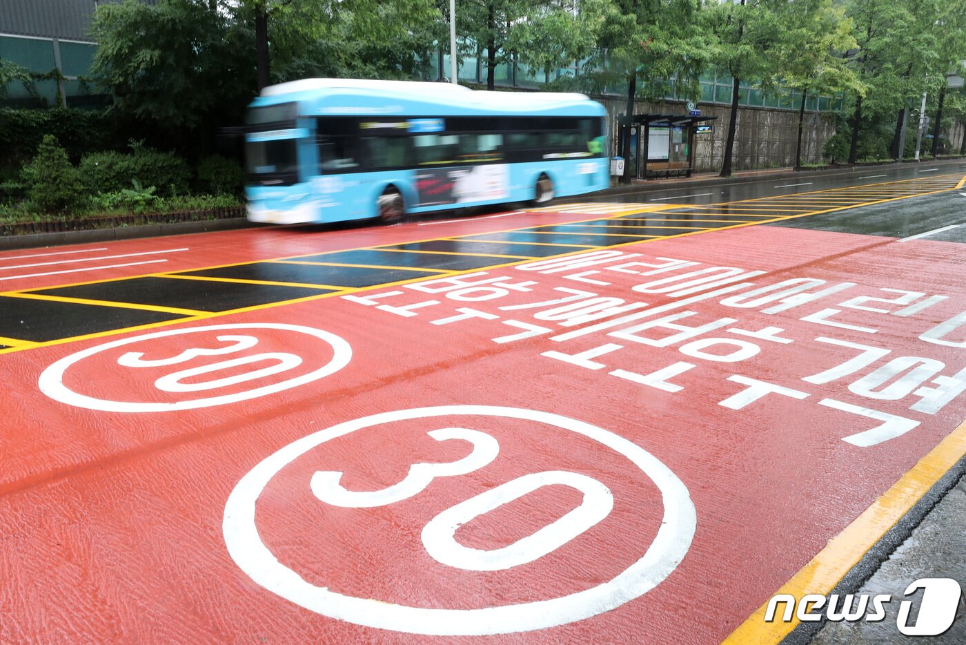 본문 이미지 - 수원시가 용남고속이 제출한 7000번 광역버스의 노선변경 신청을 인가해 스쿨존이 자리한 아파트단지들을 돌아가게 됐다. 용남고속은 민식이법에 따라 처벌이 엄격해진 스쿨존 운행을 버스 기사들이 부담스러워해 노선 변경을 결정했으며 수원시는 시내버스와 달리 빠른 운행을 해야 하는 광역버스의 특성을 고려해 노선 변경을 승인했다. 13일 오전 경기도 수원시 영통구의 한 스쿨존 앞에 설치된 정류장 앞으로 버스가 운행하고 있다. 2020.7.13/뉴스1 ⓒ News1 조태형 기자